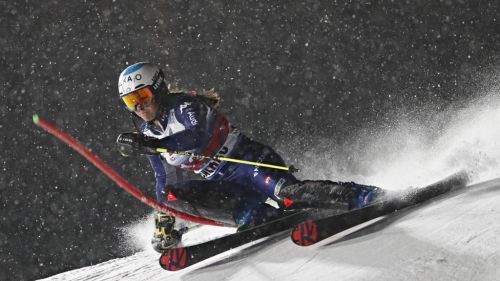 Curtoni at the best heat of the season on the night of Flachau, an achievement by Anita Gulli in the 30!