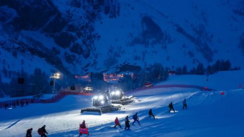 LIVE from Val d''Isère for the first test of the descent on the "O.K.": Paris and Innerhofer are back