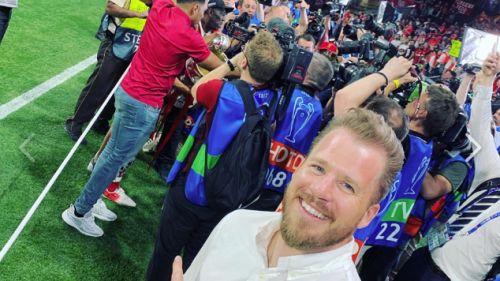 And Kjetil Jansrud is also celebrating with Liverpool ... cheering for the Reds from the downhill world champion