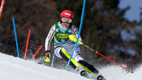 Lena Duerr is in exceptional form, she is also first halfway through the race in the slalom of the finals: Vlhova and Shiffrin