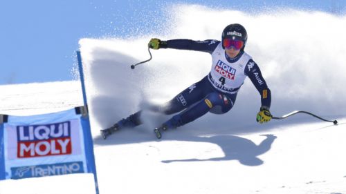 Three blue on the track in Saas-Fee already thinking of Lake Louise: Marsaglia and the Delago sisters at work