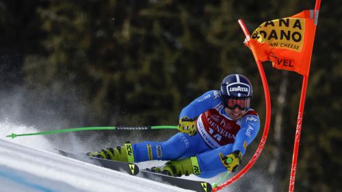 The blue women continue on the snows of Les Deux Alpes, athletic work for the jet men in Courmayeur