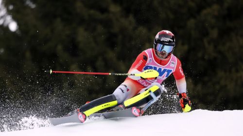 Pista in condizioni pietose a Wengen, lo slalom è un rodeo: Meillard guida su Kristoffersen e Braathen