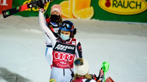 Holdener then Vlhova at the opening of the Flachau slalom: the startlist with six blue in the race