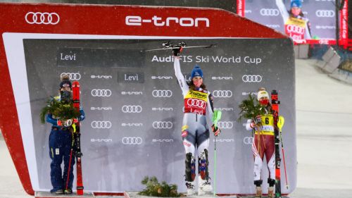 Vlhova red bib and leader of the overall, but Bassino still collects. And Curtoni touches the top 7 in slalom ...