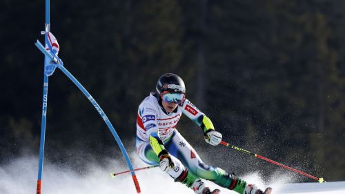 There is fear of a serious injury to her right knee for Tina Robnik, who fell today in training in Saas-Fee
