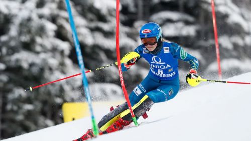 Shiffrin by a hair on Gisin, but Vlhova has to recover almost 9 tenths. Brignone is saved