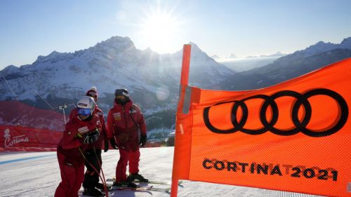 LIVE from Cortina, what a show! Exceptional conditions for the women's descent, at 11.00 we start