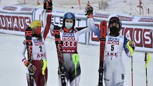 LIVE from Lenzerheide: the women's slalom starts at 10.30, it's a three-way challenge for the specialty cup
