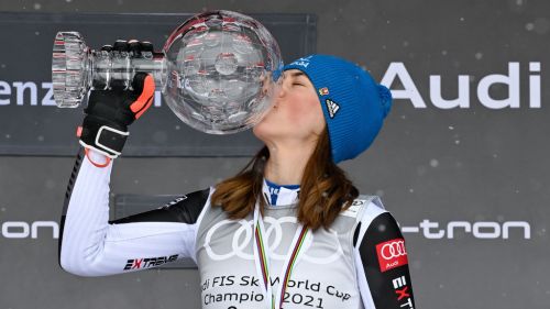 Kiss her Petra, she is all yours. The Vlhova World Cup, after a thousand sacrifices: "It was my only goal"