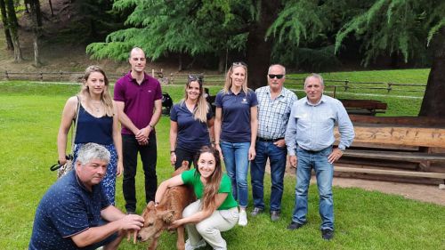 Ambrosi has arrived: Sofia Goggia embraces the prize calf for the triumph in Val d''Isère