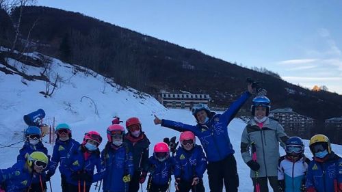 The simplicity of Bassino, on the track in Limone with the little ones. Lele Buzzi puts the skis back in her Sappada