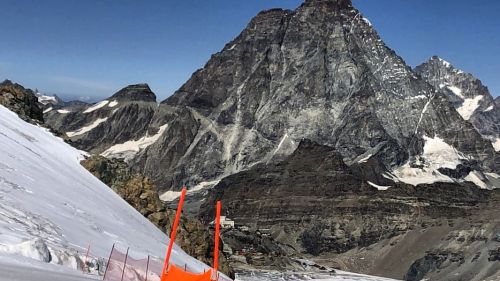 Super-g for the blue in the shadow of the Matterhorn, the slalom runs towards the end of the meeting in Saas-Fee