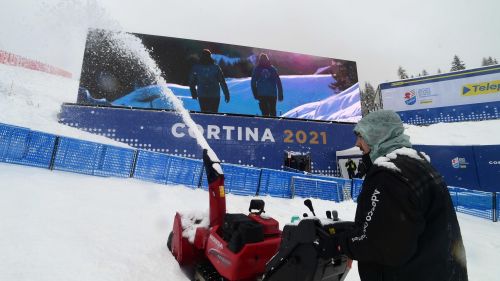 Cortina 2021, it starts uphill. The women's alpine combined has been officially canceled