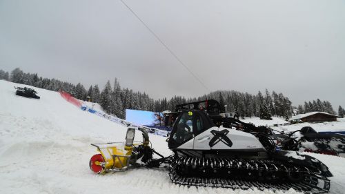 It continues to snow in Cortina, it will be a long night to save the women's combined