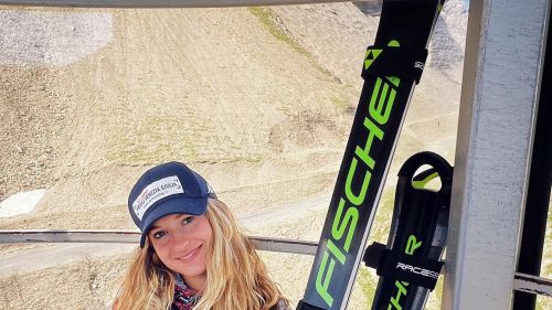 Lara Della Mea in the Fischer house after the experience with Salomon, where Federico Liberatore arrives