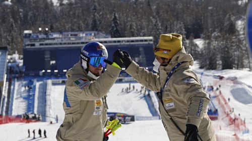 LIVE from Lake Louise for the first test: Mayer and Feuz at the start, Inner and Paris with bibs 10 and 11