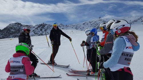 Kids on skis in Solden: the exceptional master Felix Neureuther with his race camp