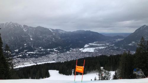 It rains in Garmisch: start lowered and postponed, you try to save the test and then ... the descent