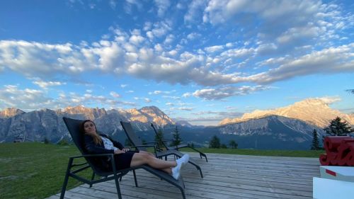 Sofia Goggia in "her" Cortina, between climbing, e-bikes and a peek at the Olympia delle Tofane ...