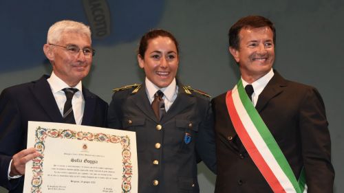 Another gold medal for Sofia Goggia: "Thanks Bergamo". What a hug from the city