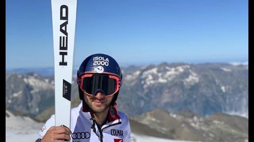 In Les Deux Alpes the French national team with Weirather and Hector. Pinturault and Noel engage in alternative activities