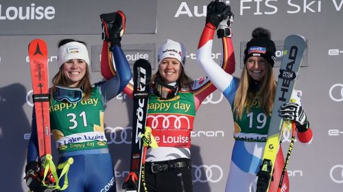 Shiffrin makes few points but dominates the overall, Brignone goes back to 6th place. WCSL of super-g, how many blue in the 20