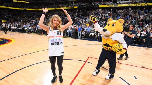 Mikaela Shiffrin protagonist of the NBA night: super guest in Denver, "his" Nuggets rejoice