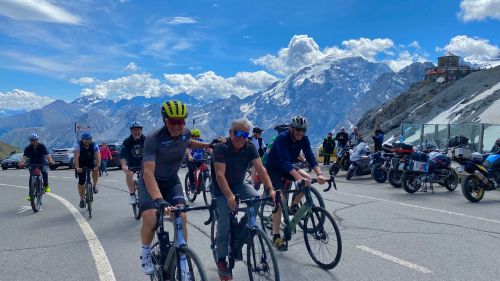 Thoeni on the Stelvio with Moser: two legends of Italian sport on a symbolic peak with many fans