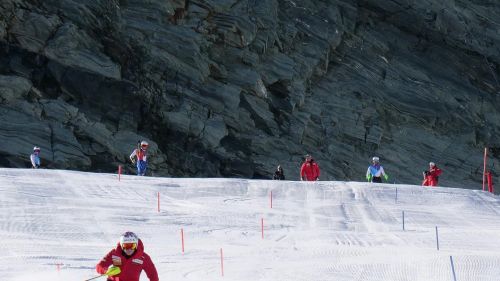 Swiss at full speed on the snows of Zermatt: top conditions for the long red-crossed training camp