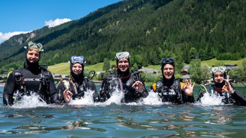 The Austrian slalomists between diving and preparation in Weissensee. For Kriechmayr a ... gondola lift