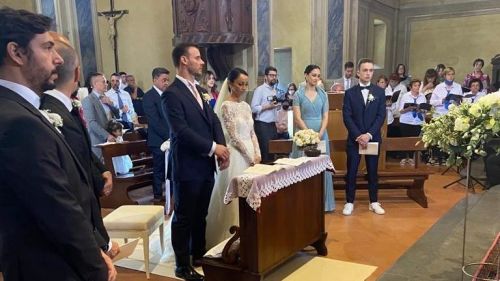 Alberto Tomba among the guests at the wedding of the "Razzo": in Minozzo the great feast of Giuliano