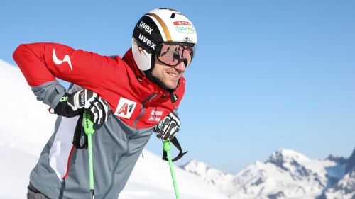 Hannes Reichelt surprises everyone: not even 6 months after the crash has he returned to the snow in Soelden!