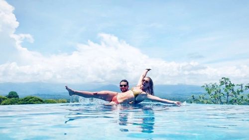 Mikaela Shiffrin and her holidays in Costa Rica with her Mathieu Faivre, but already time to go back to training