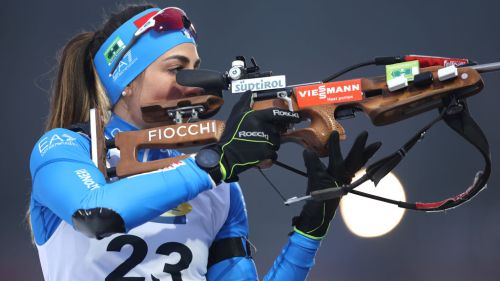 A Lisa Vittozzi basta un 11° posto nella Mass Start per vincere la Coppa del Mondo: domenica il gran finale