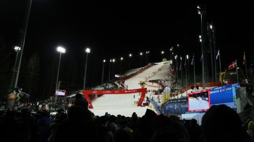 Un 8 gennaio speciale nella notte di Campiglio: luce verde per lo slalom della 3Tre dopo il controllo neve