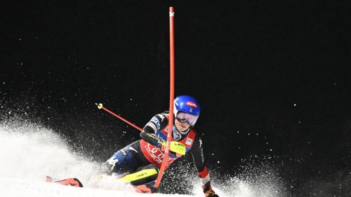 Shiffrin scrive 93 e domina l'ultima dell'anno: che slalom a Lienz di Mikaela, sul podio Duerr e Gisin