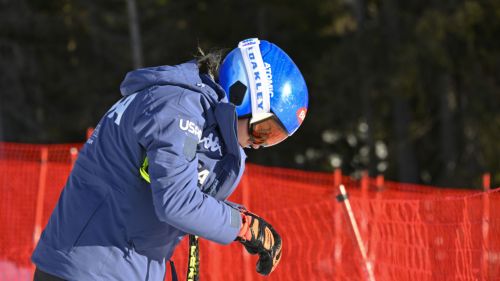 Cortina, è un avvio shock: Mikaela Shiffrin cade e viene portata via in elicottero, c'è un problema alla gamba sinistra
