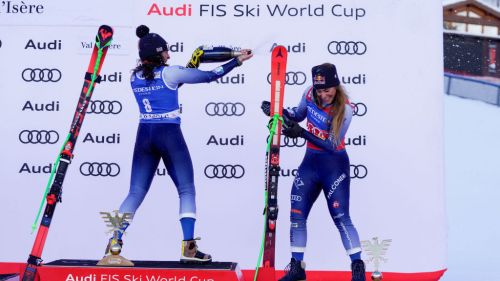 Tre pettorali rossi sono... dipinti di azzurro: come un anno fa, quando Brignone non ne aveva neppure uno