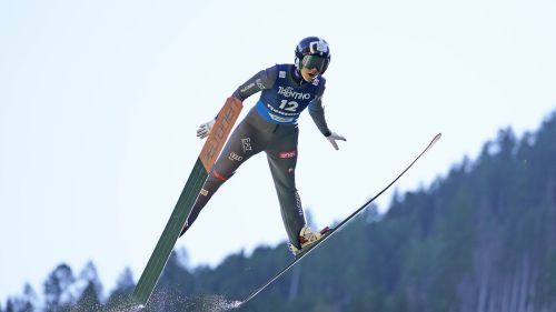 Via al Grand Prix di combinata nordica nella notte di