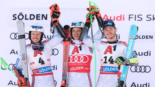 La gara dei ritorni è anche quella di una storica tripletta norge e che bello l'abbraccio tra i 