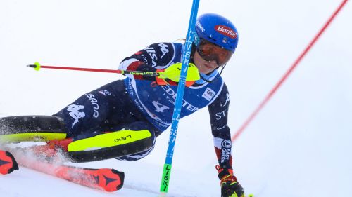 La risposta di Mikaela: comanda Shiffrin su Ljutic a metà gara dello slalom di Sestriere, che shock per Rast