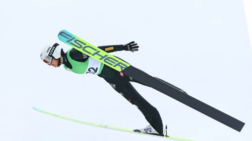 Domen Prevc fa saltare il banco a Trondheim, lo sloveno batte Lindvik in un duello stellare ed è oro su Large Hill