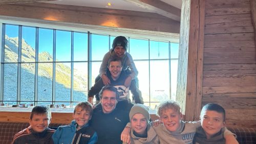Il premio Voelkl per lo SKIDS 2024? Una giornata speciale per i giovani con Sam Maes sulle nevi di Soelden