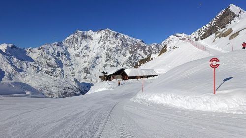 Neve abbondante in quota, ma gli impianti chiudono per fine stagione. Prolungare la stagione è un rischio o un’opportunità?